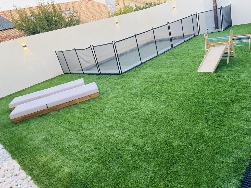 Instalación de césped artificial en jardín residencial en Madrid por GreenCare365