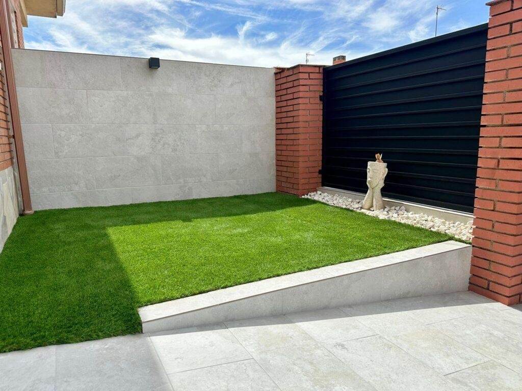 Instalación de césped artificial en jardín residencial en Madrid por GreenCare365