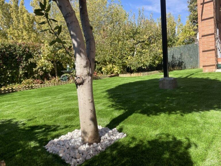 Instalación profesional de césped artificial en Madrid por GreenCare365