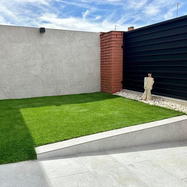 Instalación de césped artificial en jardín residencial en Madrid por GreenCare365
